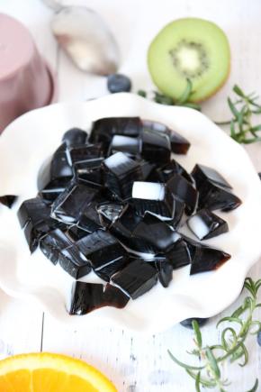 吃的时候可以搭配自己喜欢的调料，比如牛奶、酸奶、水果、蜂蜜、芋圆。