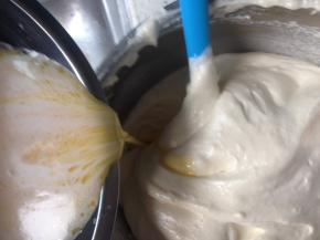 沿着盆边倒入油奶混合液