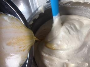 沿着盆边倒入油奶混合液