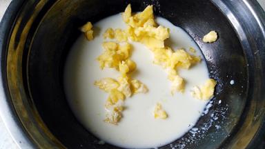 将黄油和牛奶隔水融化，水浴保温备用