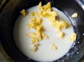 将黄油和牛奶隔水融化，水浴保温备用