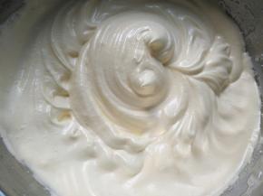 用电动打蛋器混合均匀