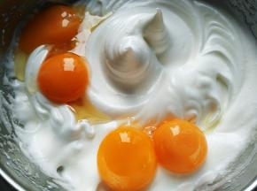 在蛋清中加入蛋黄和蜂蜜