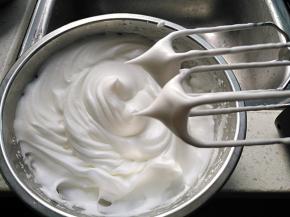 分蛋，蛋清分3次加入白糖打发至干性发泡