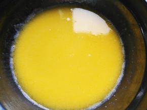 用电动打蛋器将奶和油混合液搅打乳化