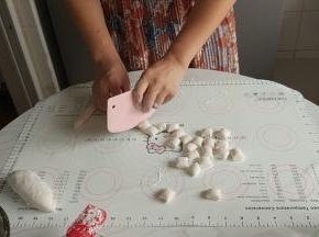 用刮板切成段