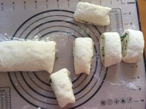 从下向上卷起，切成小块