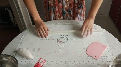 在撒一点木薯粉在硅胶垫上；搓成长条。