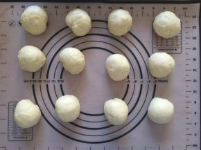 拿出排气，分成12等份，盖上保鲜膜，松弛15分钟