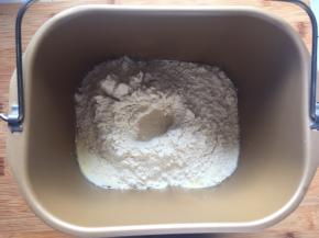 将黄油以上全部材料放入面包机中，和面20分钟