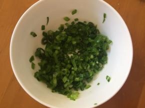 香葱洗干净，倒一点玉米油混合均匀