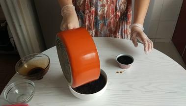 倒入模具中，任何的模具都可以，深盘子、碗、盆子都可以。