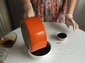 倒入模具中，任何的模具都可以，深盘子、碗、盆子都可以。