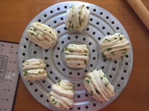 放入蒸锅中，室温二次发酵20分钟，冷水入锅，水煮沸以后，关中小火，蒸15分钟，关火焖两分钟，出锅