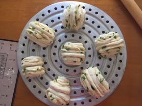 放入蒸锅中，室温二次发酵20分钟，冷水入锅，水煮沸以后，关中小火，蒸15分钟，关火焖两分钟，出锅