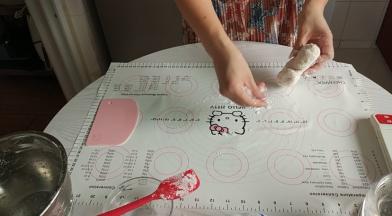 如果粘手就加木薯粉一直揉；揉到不粘手为止。