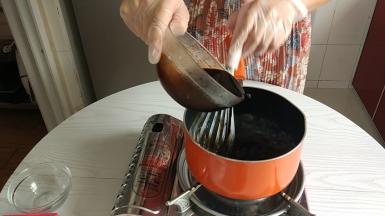 奶锅中的水加热烧开，再加入烧仙草粉不停搅拌至再次烧开。