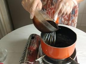 奶锅中的水加热烧开，再加入烧仙草粉不停搅拌至再次烧开。