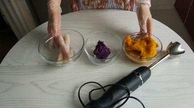 把铁棍山药、紫薯、南瓜去皮、隔水上锅蒸20分钟，在用料理棒打成泥。