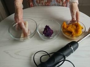 把铁棍山药、紫薯、南瓜去皮、隔水上锅蒸20分钟，在用料理棒打成泥。