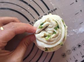 两头向下合拢，放入蒸格中