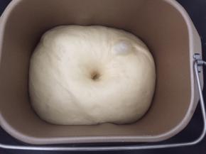 面包机中发酵，发酵至两倍大，戳洞不回缩即可