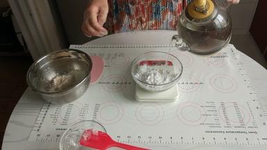 另一份没有加其他材料的木薯粉里面加入42克的开水；开水一定要达到100度烧开就要立刻加进去。