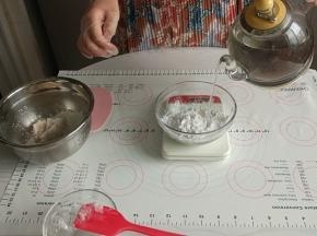 另一份没有加其他材料的木薯粉里面加入42克的开水；开水一定要达到100度烧开就要立刻加进去。
