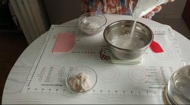 把木薯粉平均分成两份；山药味的木薯粉是100克，每份分成55克装在两个容器中，其中一份装入30克细砂糖。