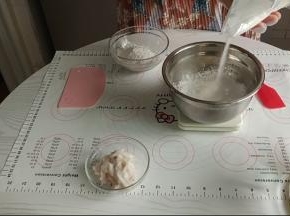 把木薯粉平均分成两份；山药味的木薯粉是100克，每份分成55克装在两个容器中，其中一份装入30克细砂糖。