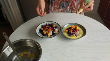 芋圆煮熟，用冷水过滤一遍；分别装入两个碗中，一个碗中加入纯牛奶；另一个碗中加入芒果汤底；加入炼奶或蜂蜜、水果、坚果调味即可。