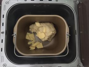 加入软化好的黄油，再次和面30分钟