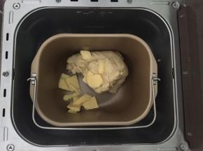 加入软化好的黄油，再次和面30分钟
