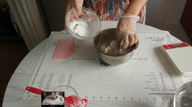 在和另一份木薯粉混合拌匀