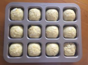 二次发酵完成后刷上蛋液，撒上杏仁片，放入预热好的烤箱180度，上下火中层，20分钟