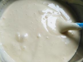 用刮刀搅拌均匀