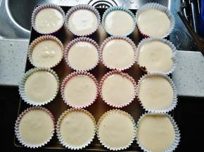 将蛋糕糊倒入垫有纸托的硅胶模，用力震几下