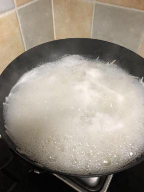 1. 煮米粉：烧一锅水，放下适量的米粉，大火煮3-5分钟。我一般吃的很软，我是煮到米粉完全过心，像面条一样可以捏断才行。喜欢吃硬一点的朋友，可以煮够5分钟即可。关火，闷7分钟左右。（这个步骤可以提前一天晚上操作，当天操作，所有早餐时间也在15分钟以内）
