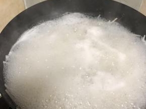 1. 煮米粉：烧一锅水，放下适量的米粉，大火煮3-5分钟。我一般吃的很软，我是煮到米粉完全过心，像面条一样可以捏断才行。喜欢吃硬一点的朋友，可以煮够5分钟即可。关火，闷7分钟左右。（这个步骤可以提前一天晚上操作，当天操作，所有早餐时间也在15分钟以内）