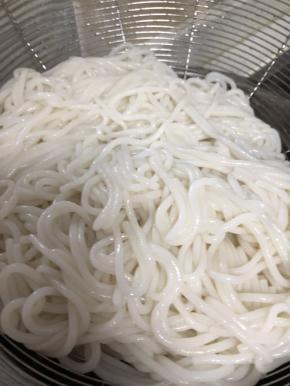 2. 冲洗米粉：将米粉全部捞出，在水龙头下冲洗。不用担心生水，因为我们会重新冒一次。将米粉外面的淀粉物质冲刷掉，避免混汤。