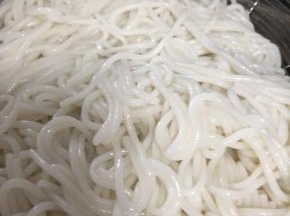 2. 冲洗米粉：将米粉全部捞出，在水龙头下冲洗。不用担心生水，因为我们会重新冒一次。将米粉外面的淀粉物质冲刷掉，避免混汤。