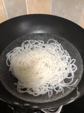 3. 冒米粉：烧一锅新水，水开后，放入需要的米粉分量。煮开即可。