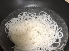 3. 冒米粉：烧一锅新水，水开后，放入需要的米粉分量。煮开即可。