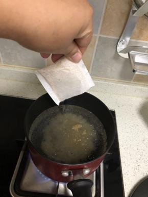 5. 煮鲣鱼高汤：放入适量的水，可以连袋子或者撕开袋子把鲣鱼高汤粉直接放进去。