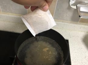 5. 煮鲣鱼高汤：放入适量的水，可以连袋子或者撕开袋子把鲣鱼高汤粉直接放进去。