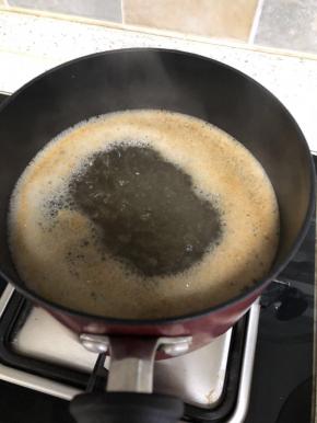 6. 在等待鲣鱼高汤煮开后直接倒入碗中即可