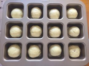 揉圆放入模具中，放入烤箱二次发酵30分钟