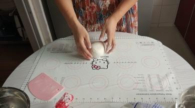 揉成光滑的面团如果粘手就不停的加入木薯淀粉一直揉；一直揉到不粘如果粘手就yi