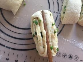 用筷子放中间向下压