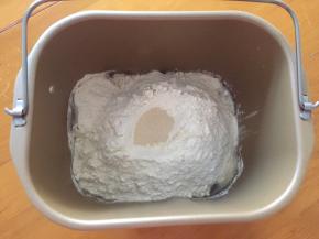 将水，面粉，酵母放入面包机和面10分钟